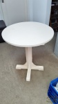 Mesa redonda em madeira pintada de branca. Medida 67 cm de diametro, 80 cm de altura