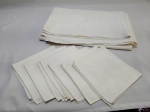 Toalha de Mesa com 6 guardanapos de pano. Peças em ótimo estado de conservação. Medindo: Guardanapo - 35 X 35 CM Toalha- 1,60 X 1,20 CM.
