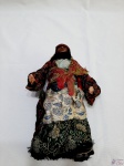 Boneca de pano da Dec. 20 com trajes típicos. Medindo: 24 CM de altura.