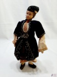 Boneca de pano da Dec. 20 com trajes típicos. Medindo: 27 CM de altura.