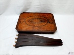 Mesa Costureira Em Madeira Marchetada. MEDINDO: 50CM X 37CM X 55CM DE ALTURA