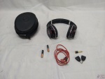 Headset Fone De Ouvido Monster Da Beats. NO ESTOJO ORIGINAL, COM PILHAS E ACESSÓRIOS. NECESSITA REPAROS, POIS SÓ ESTÁ FUNCIONANDO UM LADO DO FONE