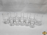 Lote composto de 6 taças de vinho e 5 de licor em vidro com pé disco. Medindo as taças de vinho 10,5cm de altura.
