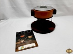 Panela de fondue com rechaud em ágata. Medindo a panela 18,5cm de diâmetro x 8cm de altura.