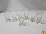 Jogo de 7 copos de aperitivo em vidro com base pesada. Medindo 10cm de altura.