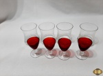 Lote composto de 4 copos de aperitivo em vidro incolor e 4 taças de licor em vidro vermelho. Medindo o copo 7cm de altura.