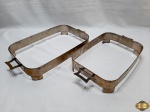 Lote de 2 suportes de pirex retangular em prata 90, para pirex grande e médio. Medindo 45cm; 40,5cm de alça alça respectivamente.