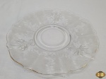Prato de bolo em vidro trabalhado com folhas foscas. Medindo 27,5cm de diâmetro.