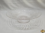 Fruteira centro de mesa com pé em cristal com lapidação trigo. Medindo 29,5cm de diâmetro x 9cm de altura.