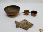 Lote diverso, composto de bowl, almofariz e petisqueira em bronze e coador de chá em prata 90 (banho com desgaste). Medindo o bowl 12,5cm de diâmetro x 5,5cm de altura.
