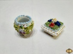Lote de 2 enfeites em porcelana trabalhada com relevos, sendo uma caixa e um vaso. Medindo o vaso 5,5cm de altura.