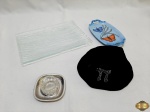 Lote diverso, composto de petisqueira em porcelana, saleiro individual, petisqueira em vidro e kipa judaico. Medindo a petisqueira em vidro 23cm x 16cm.