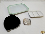 Lote diverso, composto de petisqueira 3 divisões, saleiro individual, petisqueira retangular e kipa judaico. Medindo a petisqueira retangular em porcelana 25cm x 21cm.