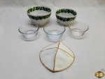 Lote diverso, composto de 2 bowls em porcelana, 3 em vidro e kipa judaico. Medindo o bowl maior 14,5cm de diâmetro x 8,5cm de altura.