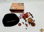 Lote composto de caixa quadrada em madeira, diversas miniaturas e 1 kipa judaico. Medindo a caixa 16cm x 16cm x 5,5cm de altura.