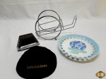 Lote composto de suporte para garrafa em aço, porta guardanapo em aço, prato decorativo em porcelana e kipa judaico. Medindo o prato 19,5cm de diâmetro.
