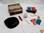 Lote composto de caixa quadrada em madeira, abridor de garrafas, baralho completo, 1 kipa judaico, etc. Medindo a caixa 19cm x 19cm x 7,5cm de altura.