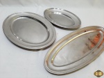 Lote de 3 travessas ovais em aço inox. Medindo 50,5cm; 42cm; 32cm de comprimento respectivamente.