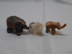 Lote de 3 enfeites de elefantes em materiais diversos. Medindo o maior 5,5cm de altura.