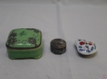 Lote de 3 caixas decorativas, sendo 2 em porcelana e 1 em metal. Medindo a maior 8cm x 8cm x 3,5cm de altura.