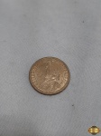 Moeda de 1 dolar dourada com imagem de George Washington.
