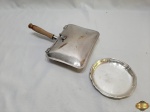 Lote composto de papa migalha e descanso de garrafa em prata 90. Medindo o descanso de garrafa 13,5cm de diâmetro. O papa migalha necessita de cola na dobradiça.