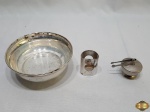 Lote diverso composto de bowl, suporte de isqueiro, pinça pegador e saleiro individual de mesa em prata 90. Medindo o bowl 12cm de diâmetro x 5cm de altura.