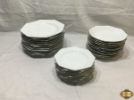 Jogo de 34 pratos em porcelana facetada com friso prata. Composto de 12 rasos, 12 de sopa e 10 de sobremesa.
