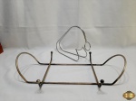 Lote composto de suporte de garrafa em metal prateado e suporte de pirex em metal. Para pirex com cm x cm