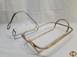 Lote composto de suporte de garrafa em metal prateado e suporte de pirex em metal. Para pirex com 32cm x 20,5cm