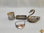 Lote composto de enfeite na forma de cisne, identificador de bebida, salva retangular e porta trecos em metal. Medindo o cisne 9cm de altura.