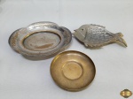 Lote composto de 3 petisqueiras em metal. Medindo a petisqueira na forma de peixe 16cm x 10cm.