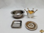Lote composto de cumbuca, 2 salvas e 1 castiçal na forma de coroa em metal prateado. Medindo o castiçal 7cm de altura.