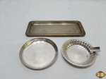 Lote composto de 2 salvas e 1 cinzeiro em prata 90. Medindo a salva retangular 18cm x 8cm.