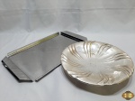Lote composto de fruteira em prata 90 Wolff e bandeja retangular em aço inox. Medindo a bandeja 47cm x 27cm.