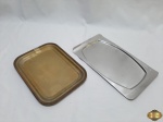 Lote de 2 bandejas retangulares, sendo uma em prata 90 com desgaste e uma em aço inox. Medindo a bandeja de aço 33,5cm x 19cm.