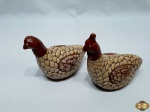 Lote de 2 cofres em cerâmica na forma de aves. Medindo o maior 17cm de altura.