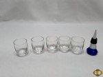 Lote de 5 copos de shot em vidro ondulado e 1 rolha em aço inox com pega em vidro azul cobalto. Medindo a rolha 9,5cm de comprimento.