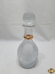 Licoreira bojuda em vidro moldado padrão pontas de diamante. Medindo 26cm de altura.