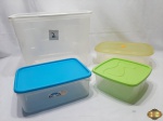 Lote de caixa organizadora e 3 tupperware em plástico. Medindo a caixa 40cm x 29cm x 32cm de altura.