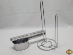 Lote composto de espremedor de batata e suporte para papel toalha em aço inox. Medindo o espremedor 25cm de comprimento.