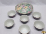 Jogo de bowl, saladeira com 6 cumbucas em porcelana floral pintada à mão, peças assinadas. Medindo o bowl 26,5cm de diâmetro x 7cm de altura e as cumbucas 12cm de diâmetro x 5,5cm de altura.