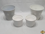 Lote de 4 cachepots, sendo 2 em latão pintado (16,5cm de altura) e 2 em porcelana branca (10cm de altura)
