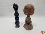 Lote composto de saca rolha na forma de figa e totem em madeira. Medindo a figa 19cm de altura.