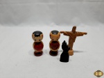 Lote de 4 enfeites em madeira, sendo o Cristo Redentor, um casal oriental e uma figa. Medindo o Cristo 10,5cm de altura.