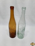 Lote de 2 garrafas diferentes em vidro para colecionador com propagandas em russo. Medindo  31cm de altura.