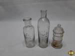 Lote de 3 garrafas diferentes em vidro para colecionador sendo duas delas com propagandas em russo. Medindo a maior 14,5cm de altura.