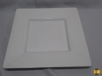 Prato, centro de mesa quadrado em porcelana Scalla branca. Medindo 42cm x 42cm. Com leve bicado na borda