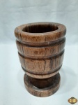 Almofariz em madeira. Medindo 16,5cm de altura x 11cm de diâmetro.