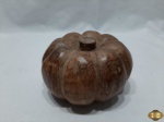 Enfeite de moranga em madeira. Medindo 12cm de diâmetro x 6,5cm de altura.